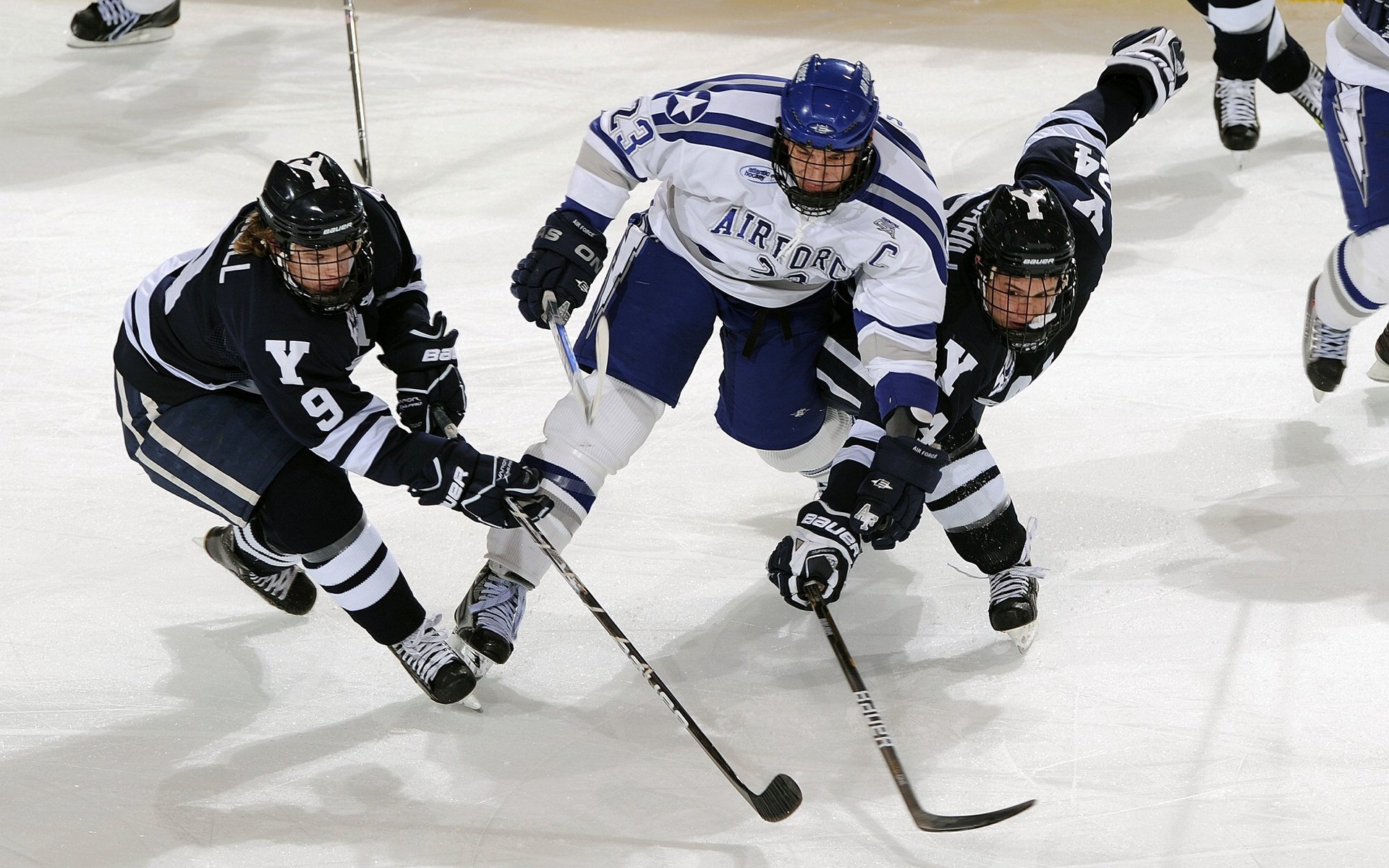 “三叉湖游泳馆:水上救生选手挑战极速反应与高难度救援”